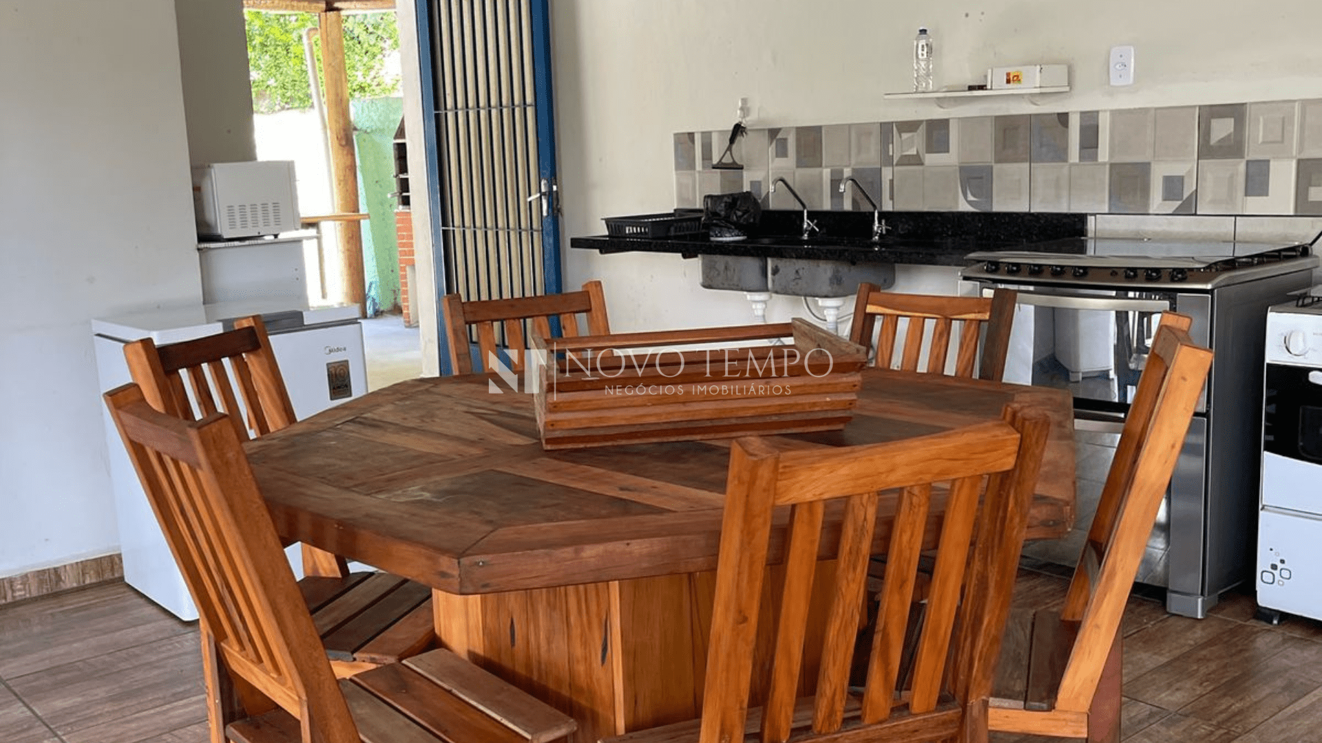 Fachada da chácara à venda no Condomínio Recanto dos Palmares, Jundiaizinho — Atibaia; Varanda de 70 m² com vista para a área verde na chácara em Atibaia; Piscina 6 x 3 metros em chácara com área de lazer; Suíte espaçosa na chácara à venda em Jundiaizinho, Atibaia; Sala de TV e sala de jantar integradas — imóvel mobiliado; Quarto de ferramentas de 40 m² para uso como oficina ou armazenamento; Nascente e mata nativa dentro do terreno — valor ecológico e paisagístico; Poço artesiano garantindo abastecimento autônomo na propriedade; Pomar com 50 pés de banana — produção simples e charme rural; Garagem com capacidade para 7 carros — ideal para encontros e eventos.