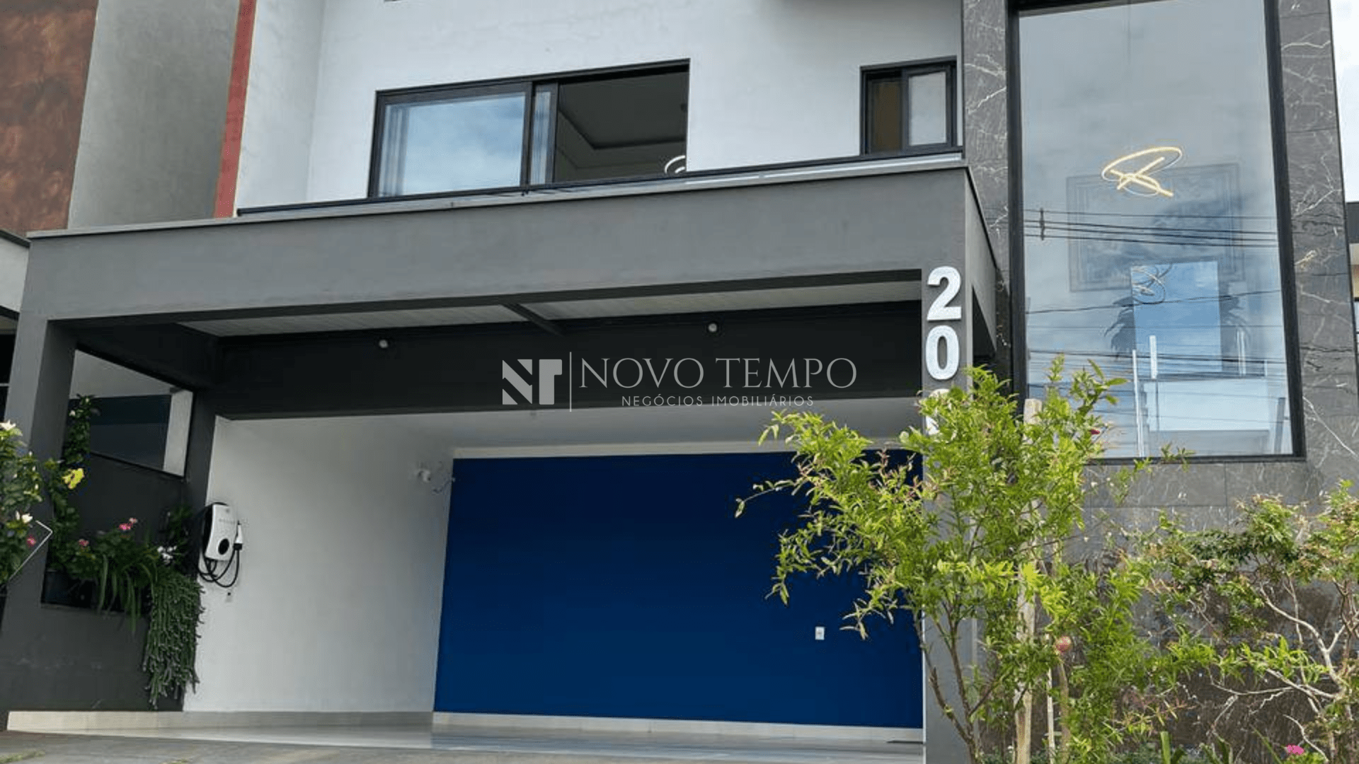 Fachada da residência de alto padrão no Residencial Phytus, Itupeva — arquitetura moderna e jardim; Sala ampla com sacada e iluminação natural na casa à venda no Residencial Phytus; Suíte principal com closet e ar condicionado — conforto e privacidade; Cozinha americana totalmente mobiliada com despensa — integração e funcionalidade; Área gourmet integrada para eventos e convivência familiar; Painéis de energia fotovoltaica e carregador Volvo para veículo elétrico — tecnologia e eficiência.