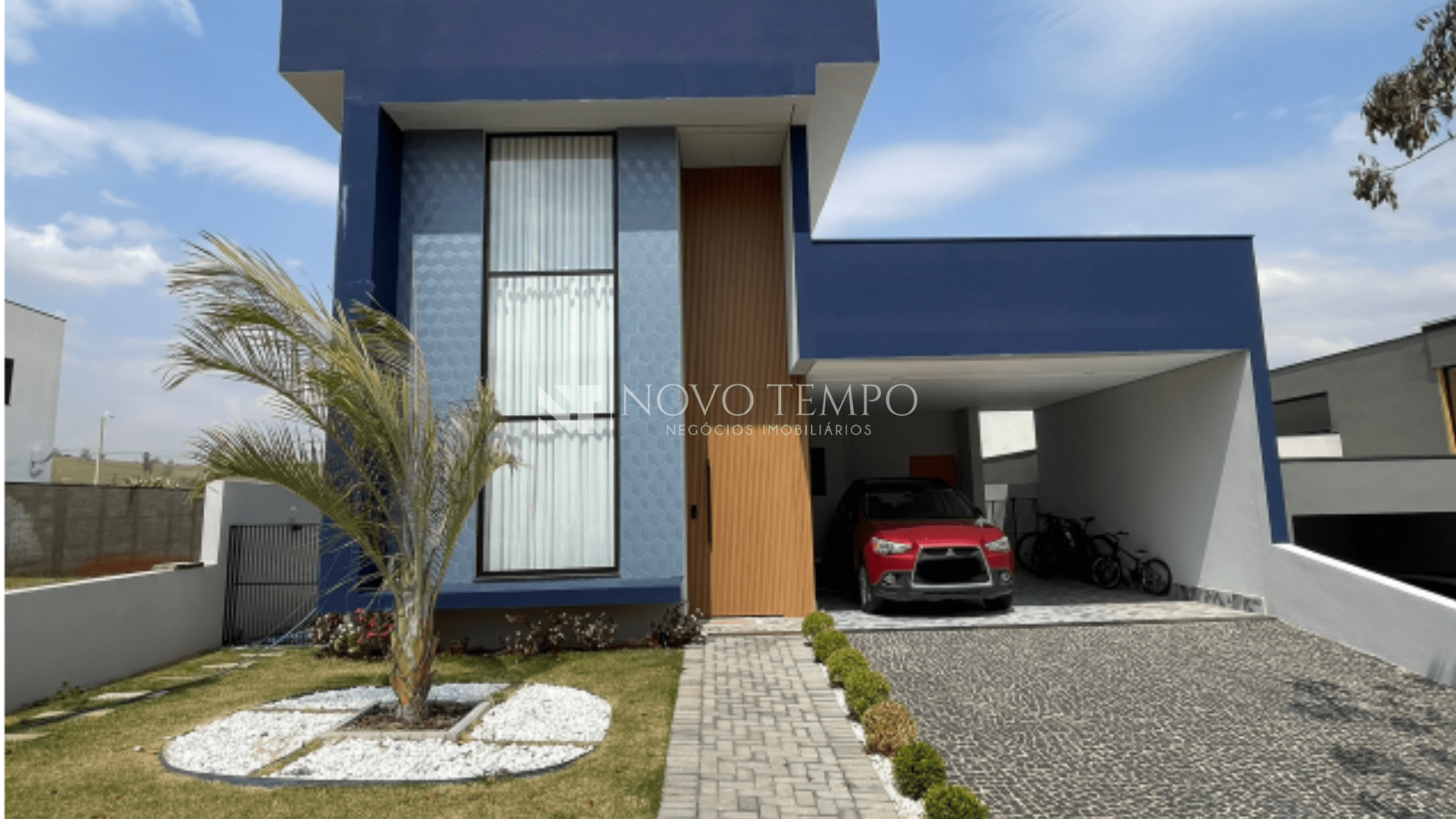 Fachada da casa alto padrão no Condomínio San Giovanni, Itatiba — terreno 389 m²; Sala integrada à cozinha e área gourmet com planejados — casa à venda em Itatiba; Cozinha com armários planejados e integração com a área gourmet — imóvel no San Giovanni; Suíte com planejados e ar-condicionado — conforto nas 3 suítes; Piscina privativa e área externa de lazer — residência alto padrão em condomínio; Boiler solar 400 litros instalado — eficiência energética e economia; Vagas cobertas para 2 veículos — segurança e comodidade.