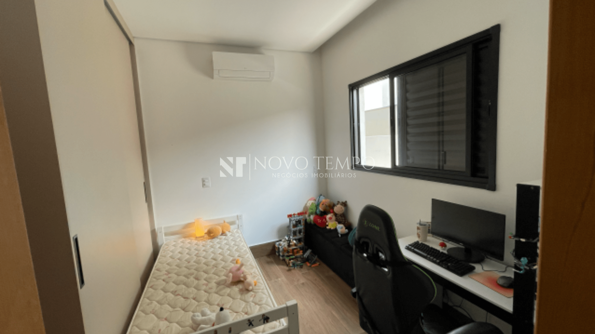 Fachada da casa alto padrão no Condomínio San Giovanni, Itatiba — terreno 389 m²; Sala integrada à cozinha e área gourmet com planejados — casa à venda em Itatiba; Cozinha com armários planejados e integração com a área gourmet — imóvel no San Giovanni; Suíte com planejados e ar-condicionado — conforto nas 3 suítes; Piscina privativa e área externa de lazer — residência alto padrão em condomínio; Boiler solar 400 litros instalado — eficiência energética e economia; Vagas cobertas para 2 veículos — segurança e comodidade.