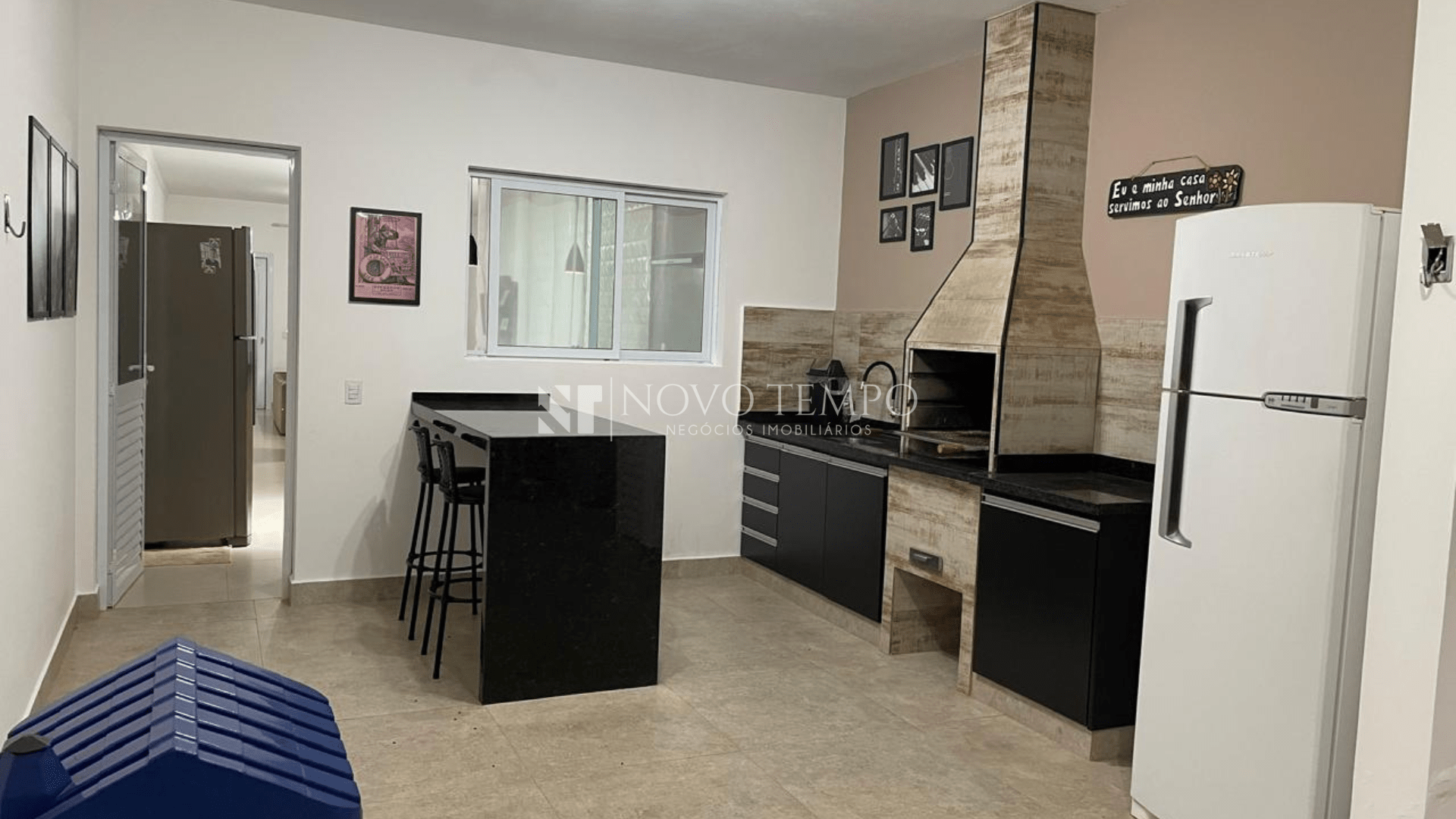 Fachada da casa à venda no Residencial Phytus, Itupeva — fachada e jardim; Sala de estar e sala de jantar integradas — ambiente amplo e iluminado; Cozinha com planejados na casa do Residencial Phytus — organização e funcionalidade; Suíte privativa na residência em Itupeva — conforto e privacidade; Área gourmet com banheiro anexo — espaço para receber com praticidade; Lavanderia e despensa — áreas de serviço organizadas; Planta baixa da casa — 162 m² de área construída sobre terreno de 250 m².