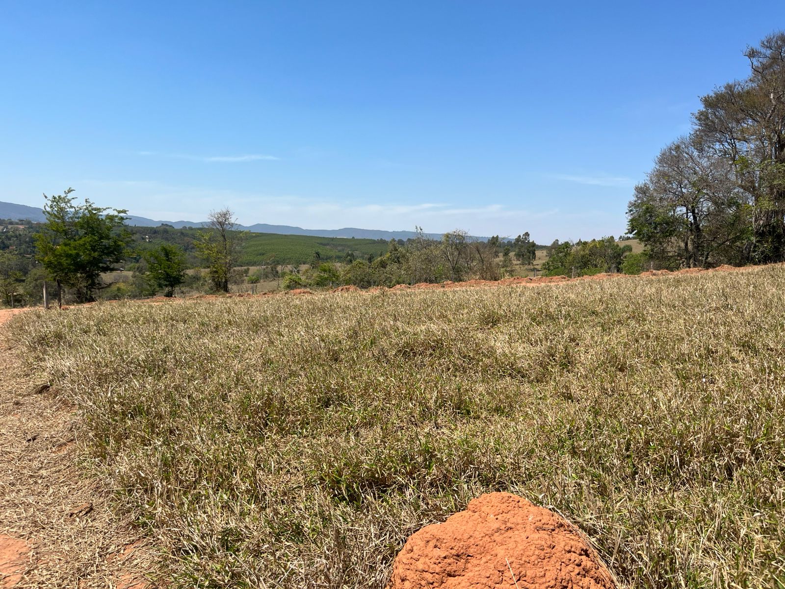 Vista dos lotes rurais em Itupeva/SP, próximos à Rod. Dom Gabriel, com fácil acesso a Jundiaí e Cabreúva. Ideal para investimento ou moradia.